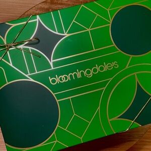 Bloomingdale's Green Gift box with tissue 8.25x11.25x2.25